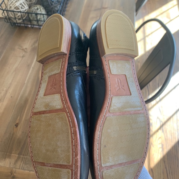 Black leather Frye boots, side zip - Picture 2 of 5